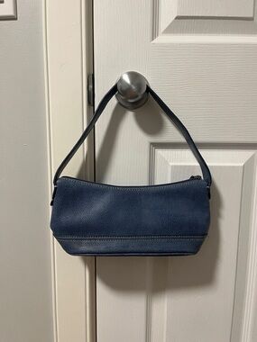 Classic Tommy Hilfiger Blue Shoulder Bag with Textured Finish